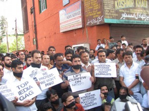 Kashmiri journalists at a rare protest against a government clampdown on freedom of expression. Credit: Athar Parvaiz/IPS