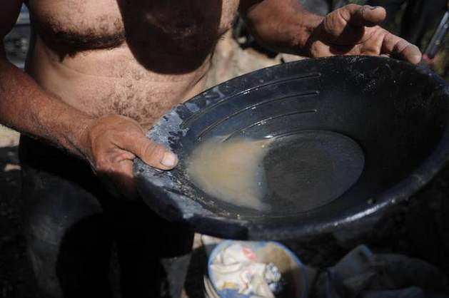 Minamata Convention - Informal gold mining is one of the main sources of mercury contamination. An artisanal gold miner in El Corpus, Choluteca along the Pacific ocean in Honduras. Credit: Thelma Mejía/IPS.