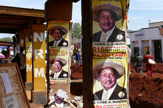 Wahlplakate für Yoweri Museveni in Gulu im Nordwesten Ugandas (Bild: Maxence auf Flickr, CC BY 2.0)