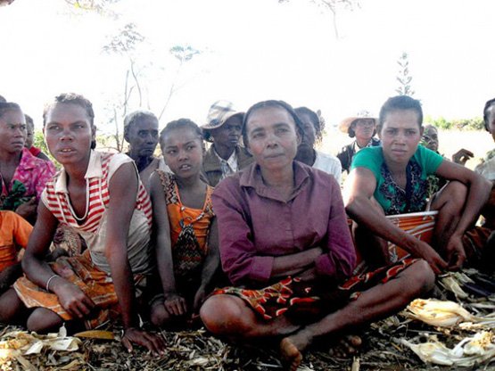 Die Bäuerinnen im Süden Madagaskars sind zunehmend verzweifelt: 80 Prozent der Ernte fallen der Dürre zum Opfer (Bild: Miriam Gathigah/IPS).