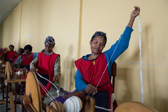 Durch eine nachhaltige Industrialisierung soll die Wertschöpfung für lokale Rohstoffe in der Region bleiben, wie z. B. hier bei diesem Frauenprojekt in Addis Abeba in Äthiopien (Bild: UN Photo/Eskinder Debebe, CC BY-NC-ND 2.0).