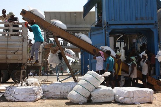 Weizensäcke werden im Hafen von Dschibuti auf LKWs verladen (Bild: James Jeffrey/IPS).