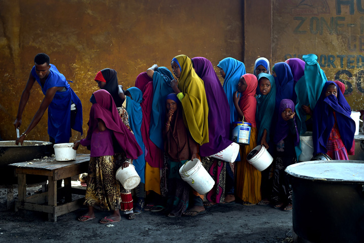 Junge Mädchen bei der Nahrungsmittelausgabe in Mogadischu im März 2017 (Bild: UN Photo/Tobin Jones, CC BY-NC-ND 2.0, Link zum Bild)