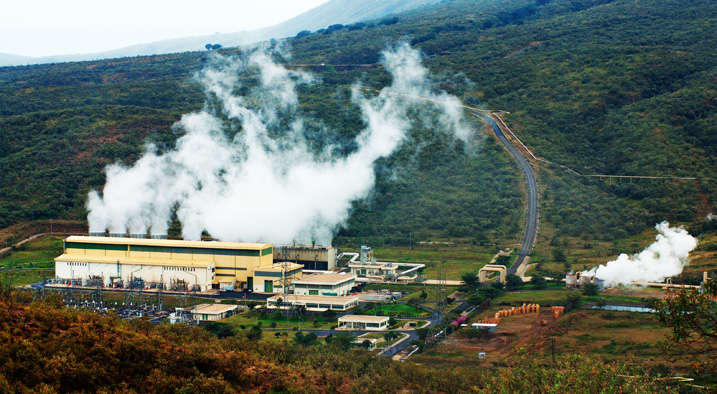 In Olkaria in Kenia wird seit 1981 Energie aus dem extrem heißen Wasserdampf aus der Erdkruste gewonnen. (Bild: Shutterstock.com)