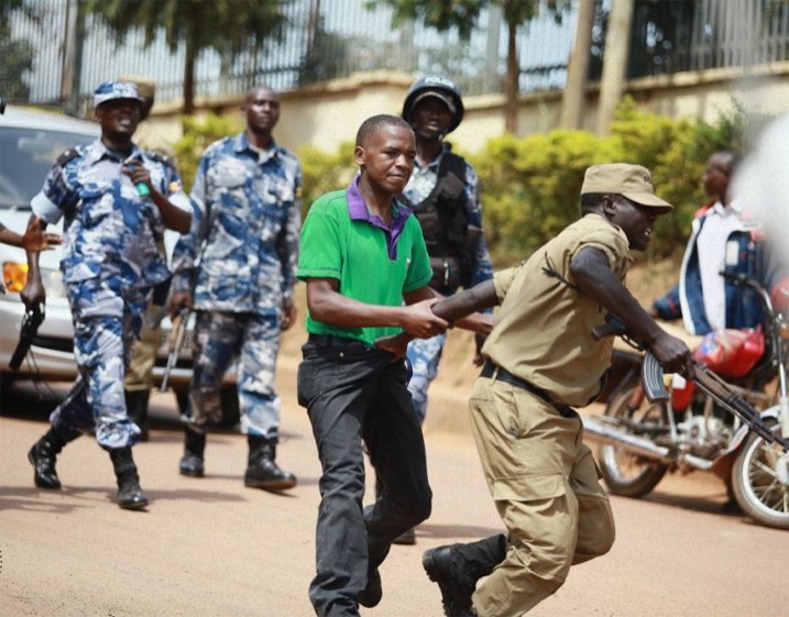 Übergriffe von Polizei und Armee auf Journalisten - wie hier bei einer Demonstration in Kampala - stehen in Uganda auf der Tagesordnung. (Bildrechte: Wambi Michael)