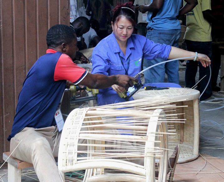 Experten von ICBR in Peking zeigen ghanaischen Handwerkern, wie sie bessere Produkte aus Bambus herstellen. (Bild: Jamila Akweley Okertchiri/IPS)