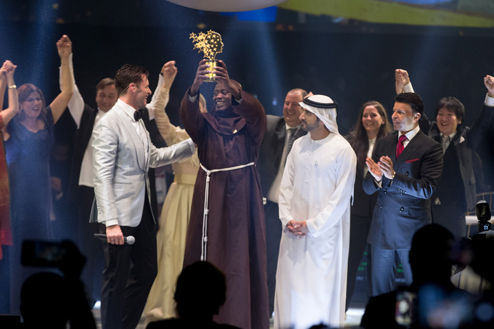 Verleihung des "Global Teacher Prize" in Dubai. Im Vordergrund von links nach rechts: Hugh Jackman, Peter Tabichi, Kronprinz Sheikh Hamdan bin Mohammed bin Rashid Al Maktoum und Sunny Varkey, Gründer der Varkey Foundation (Verwertung honorarfrei, Bildrechte: Varkey Foundation)