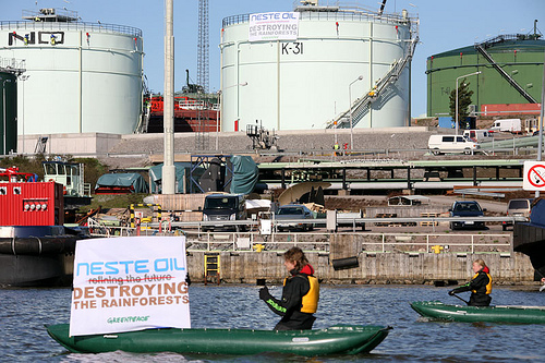 Greenpeace activists protest at a Neste refinery in Porvoo, Finland. Neste is set to become the world's largest consumer of palm oil. / Credit:Greenpeace Finland/CC BY 2.0