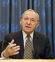 Justice Richard Goldstone speaks at a press conference Sep. 15, 2009. / Credit:Bomoon Lee/IPS