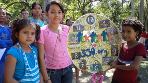 Children made clocks to show that time is running out for the fight against climate change. / Credit:Edgardo Ayala /IPS 