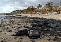 A holiday beach near Jbeil, which was heaviliy polluted by oil as a result of the Israeli bombing of the Jiyyeh power plant on Jul. 27, 2006.
 / Credit:Jeroen Oerlemans/Panos/Greenpeace 