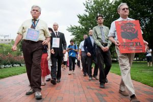 People from all over the U.S. walk to the White House to stage a sit-in. Credit: tarsandsaction/creative commons license