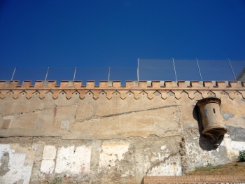 The wall of a former barracks serving as an Immigrant Detention Centre in Málaga. Credit: Inés Benítez/IPS 