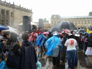 Protesting in the rain in Bolívar Square.  Credit: Helda Martínez/IPS