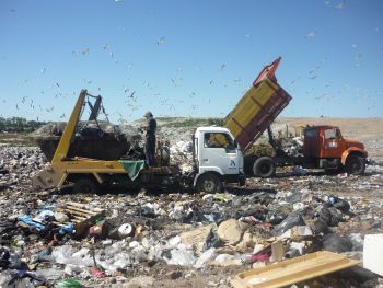 Trucks unloading trash at the Felipe Cardoso Final Waste Disposal Site, Montevideo. Credit: Inés Acosta/IPS Trucks unloading trash at the Felipe Cardoso Final Waste Disposal Site, Montevideo. Credit: Inés Acosta/IPS