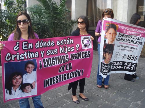 Demonstrators demand that the disappearance of Cristina Siekavizza and her children be investigated. Credit: Danilo Valladares/IPS