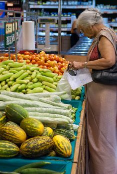 A woman inspects the fresh produce at a supermarket in Mumbai. Credit: Eurofruit/CC By 2.0