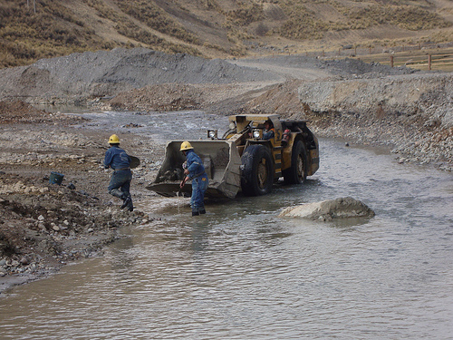 Caudalosa workers clean up mining tailings in Peru's Opamayo River.  Credit: Milagros Salazar/IPS