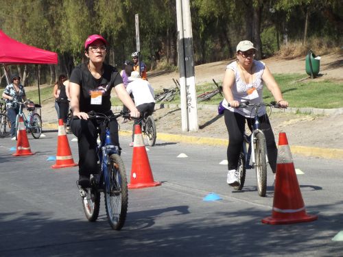 A bike-riding course for women in Santiago.  Credit: Pamela Sepúlveda/IPS