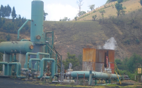 The Ortitlán geothermal plant run by Israeli company Ormat produces electricity at the foot of the Pacaya volcano, 26 km from the Guatemalan capital. Credit: Danilo Valladares/IPS
