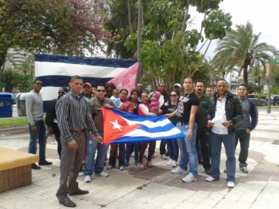 Former Cuban political prisoners gathered outside the governing party headquarters in Málaga to demand an extension of the aid they were receiving. Credit: Inés Benítez/IPS  