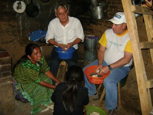 Guatemalan President Otto Pérez Molina (centre) was the guest of poor families in Quetzaltenango.  Credit: Courtesy of the Secretariat for Food and Nutritional Security