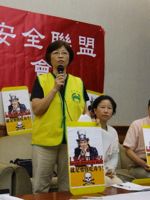 Activists for Taiwan’s National Food Safety Alliance call for a ban on ractopamine-laced U.S. beef.  Credit: Dennis Engbarth/IPS.