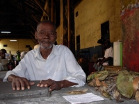 Sum Gino at his market stall: 'We don't trick people, traditional medicine cures illnesses.' Credit:  Mercedes Sayagues/IPS