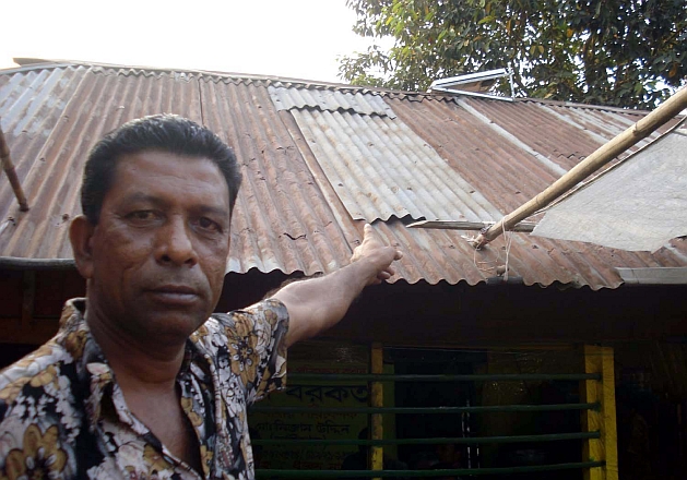 Nizamuddin Sheikh's eatery stays open longer thanks to a rooftop solar power set. Credit: Naimul Haq/IPS