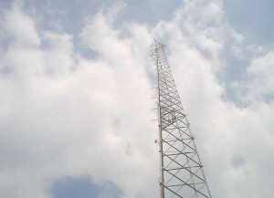The last broadcast antenna installed in Kingston in the 1990s by Power 106 FM, a subsidiary of the Jamaica Gleaner newspaper. Credit: Zadie Neufville/IPS