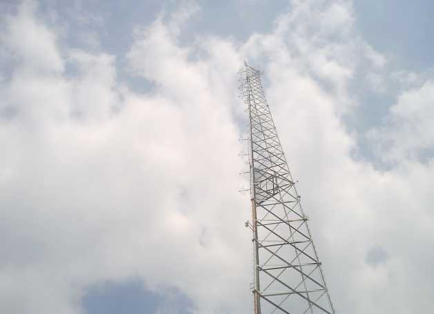 The last broadcast antenna installed in Kingston in the 1990s by Power 106 FM, a subsidiary of the Jamaica Gleaner newspaper. Credit:Zadie Neufville/IPS