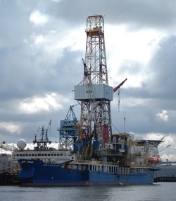 The oil drilling ship Noble Discoverer on April 5, 2012 in the Port of Seattle before its trip to Alaska for the summer Arctic drilling season. Credit: James Brooks/CC by 2.0