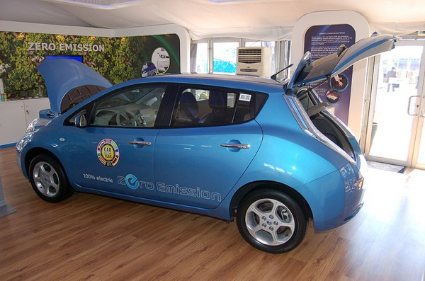 Electric cars reduce urban air pollution. Credit: Tinus de Jager/IPS