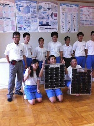 Anti-nuke environmentalists teach schoolchildren about solar panels as an alternative to nuclear power. Credit: Courtesy Morihiko Shimamura/Otentosan Project
