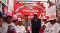 IFAD president Kanayo Nwanze, with Peru’s agriculture minister, Milton von Hesse, to his right, meeting with local campesinas in the highlands town of Quequeña. Credit: Milagros Salazar/IPS