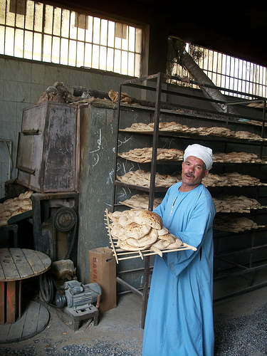 Bakeries struggled to produce bread in the face of Egypt's 2011 wheat shortage. Credit: Emad Mekay/IPS