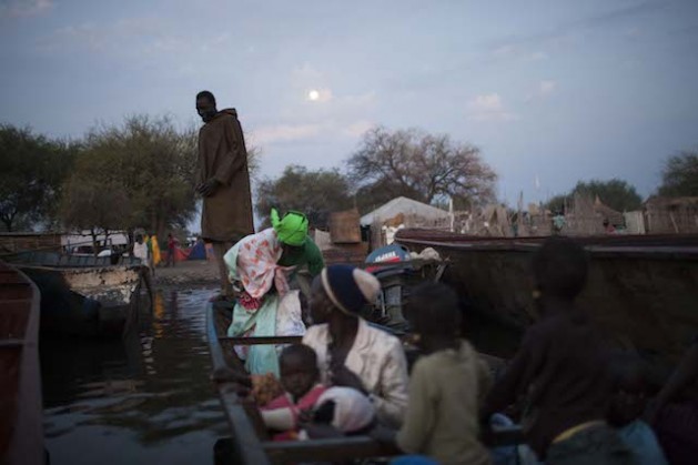 A boat of women and children arrives in Mingkaman, Awerial County, Lakes State, South Sudan. In less than a month close to 84,000 fleeing the fighting in Bor have crossed the river Nile to Awerial. Credit: Mackenzie Knowles-Coursin/IPS