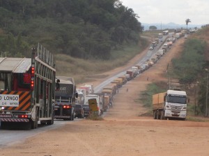 A traffic jam in Jaciara, Brazil, caused by repairs to the BR-364 road. Credit: Mario Osava/IPS