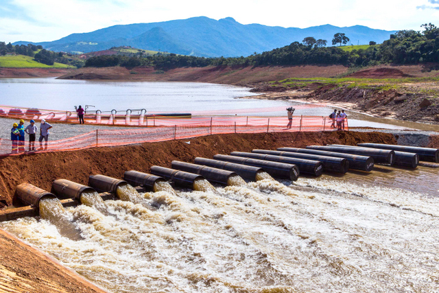 The Jacareí reservoir, part of the Cantareira supply system, has begun pumping inactive storage water to São Paulo, Brazil’s largest city, which is stricken by drought. Credit: Vagner Campos/Fotos Públicas