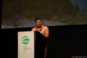 Cándido Menzúa Salazar, national coordinator of the indigenous peoples of Panama, addressed the audience at the Global Landscapes Forum, the largest side event at COP 20 in Lima, on how climate change altered his agroforestry practices. Credit: Audry Córdova/COP20 Lima