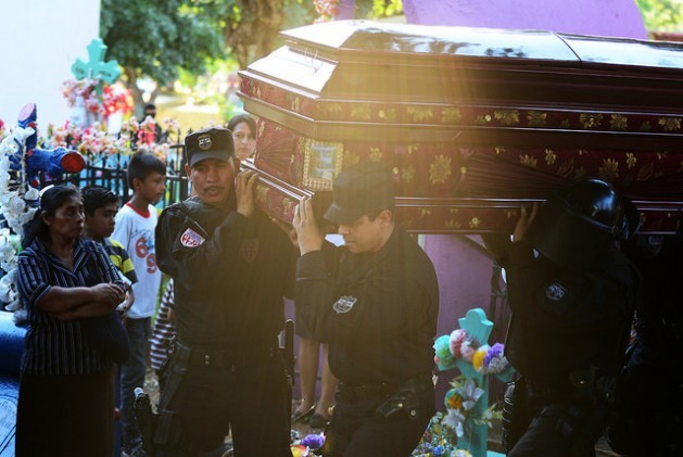 The funeral of Justo Germán Gil, a member of the police Maintaining Order Unit killed by gang members in the town of San Juan Opico in eastern El Salvador on Jan. 10, 2015. Credit: Vladimir Girón/IPS