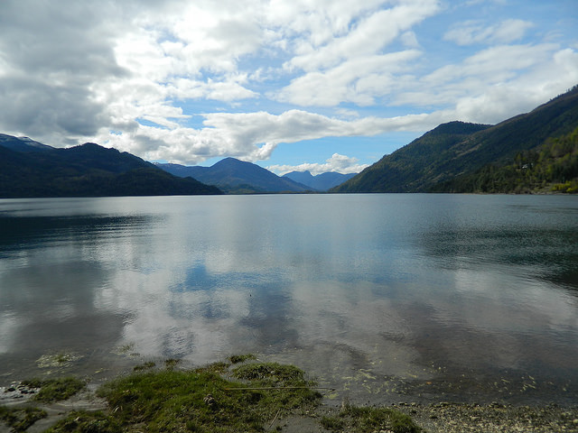 The Italian-Spanish firm Endesa-Enel wants to build a large dam on Lake Neltume, in the town of the same name in the Los Ríos region in southern Chile – a plan that is staunchly opposed by local residents, especially indigenous communities, which defend it as sacred territory. Credit: Marianela Jarroud/IPS