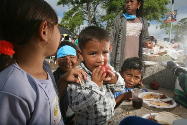Food distribution in a town in the Mexican state of Tabasco through one of the many government programmes created in Latin America in the last 15 years to fight hunger. Credit: Mauricio Ramos/IPS