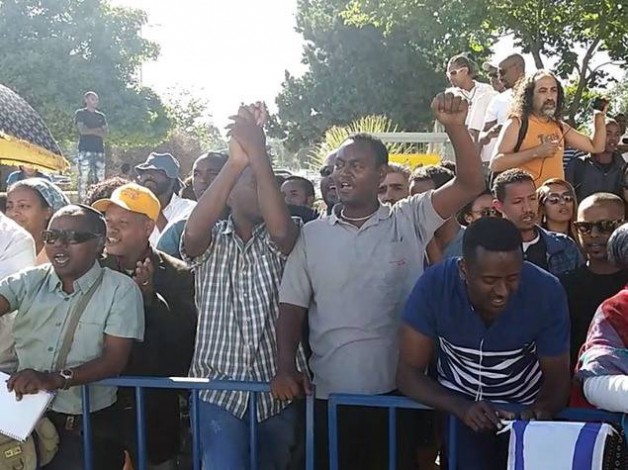 Hundreds protest police brutality in Jerusalem, April 30, 2015 Credit: Screen capture/Facebook