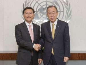 Secretary-General Ban Ki-moon (right) and Amb. Choong-hee Han. Credit UN Photo/ Mark Garten
