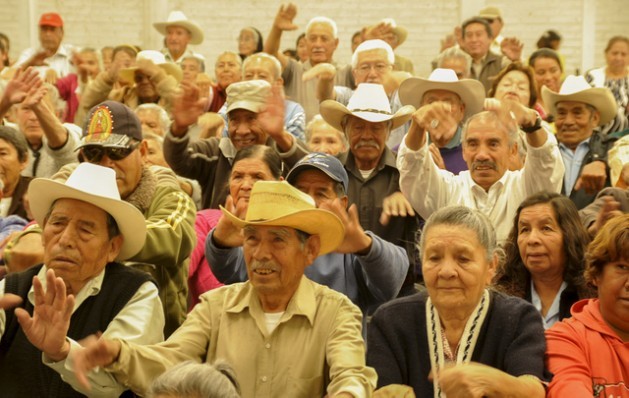 Latin America’s population is ageing, which poses social and economic challenges, for which there is a new Convention. In the photo, older adults gathered in the town of Cuautitlán-Izcalli, to the north of the Mexican capital, to receive information about economic support for this segment of the population. Credit: Courtesy of the city government of Cuautitlán-Izcalli