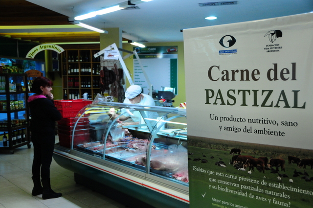 A local supermarket in Argentina promotes “grass-fed beef”, a label earned by the 70 stockbreeders participating in the project “Grasslands and Savannas of the Southern Cone of South America: Initiatives for Their Conservation in Argentina Project”, thanks to the changes they introduced. Credit: Courtesy of Gustavo Marino/Aves Argentinas