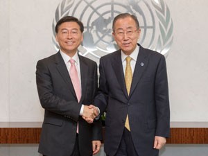Ambassador Hahn, Deputy Permanent Representative of the South Korea Mission to the U.N., with UNSG Ban Ki-moon.  Source UN photo/ Mark Garten 