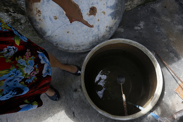 A woman shows IPS an improvised water well opened in the Havana municipality of Santiago de las Vegas to alleviate the water shortage in the Cuban capital. Credit: Jorge Luis Baños/IPS