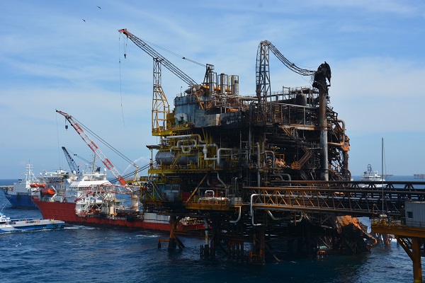 The oil industry contracts granted by the Mexican government since 2014 have not included the social impact assessments required by law. The photo shows the Abkatun-A Permanente shallow-water platform in the Campeche Sound, where a fire broke out on Apr. 1, 2015 off the coast of the state of Campeche in southeastern Mexico. Credit: Courtesy of PEMEX